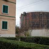 ...in fondo alla quale campeggia la massiccia sagoma di uno dei tre serbatoi di olio dell�industria